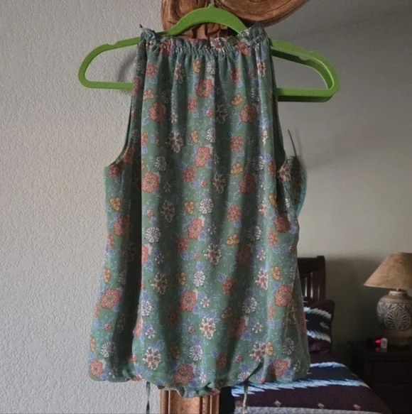 Max Studio Floral Green Sleeveless Top EUC - Picture 6 of 7